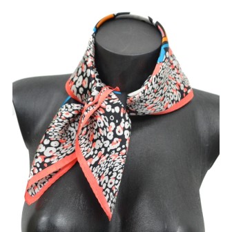 Petit carré en soie rose