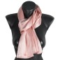 Echarpe en satin de soie rose poudré