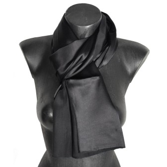 Echarpe en satin de soie noire