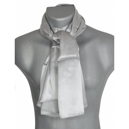 Echarpe en satin de soie gris clair
