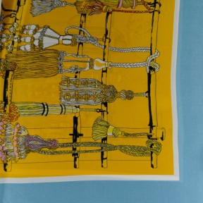 Carré soie 65cm jaune et bleu