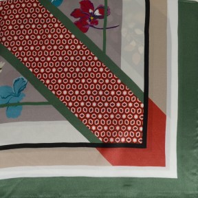 Carré soie 65cm fleur cadre vert