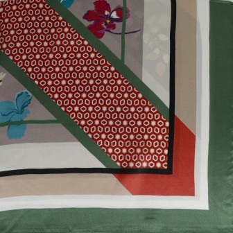 Carré soie 65cm fleur cadre vert