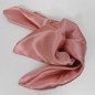 Petit carré en soie rose poudré - qualité sup Petit carré en soie rose poudré - qualité sup